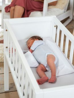 Doomoo Baby Sleep unituki auttaa vauvaa pysymään mukavasti suositellussa kylkiasennossa. Fysioterapeuttien suosittelema unituki vauvalle.