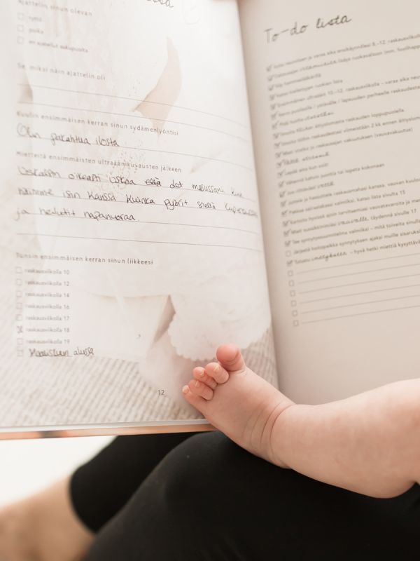 Pieni ja täydellinen - vauvakirja (täytettävä)