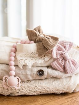 Kaunis ja suloinen Gipsyparrot -merkin Muslin collection rusettipanta vauvalle. Kaikki rusettpannat ommellaan käsin. Kankaat ovat pehmeitä eikä nauha kiristä eikä purista vauvan päätä.
