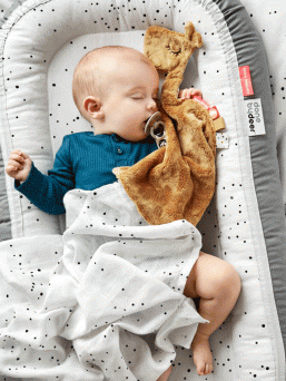 Rauhoittava ja silkkisenpehmeä Done By Deer Cozy nest Plus vauvapesä. Vauvapesä auttaa vauvaa nukahtamaan ja rauhoittaa vauvan unia kohtumaisella tunteella. Tutussa ympäristössä uni tulee aina paremmin, sopii täydellisesti ensimmäisille yövierailuille mummolaan.