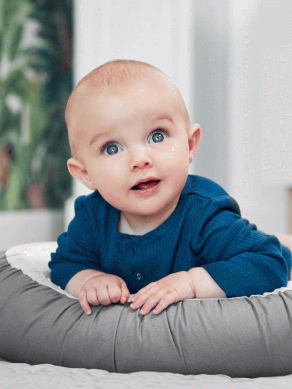 Rauhoittava ja silkkisenpehmeä Done By Deer Cozy nest Plus vauvapesä. Vauvapesä auttaa vauvaa nukahtamaan ja rauhoittaa vauvan unia kohtumaisella tunteella. Tutussa ympäristössä uni tulee aina paremmin, sopii täydellisesti ensimmäisille yövierailuille mummolaan.