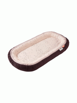Rauhoittava ja silkkisenpehmeä Done By Deer Cozy nest Plus vauvapesä. Vauvapesä auttaa vauvaa nukahtamaan ja rauhoittaa vauvan unia kohtumaisella tunteella. Tutussa ympäristössä uni tulee aina paremmin, sopii täydellisesti ensimmäisille yövierailuille mummolaan.