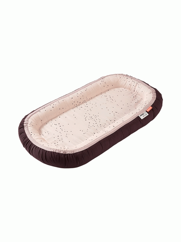 Rauhoittava ja silkkisenpehmeä Done By Deer Cozy nest Plus vauvapesä. Vauvapesä auttaa vauvaa nukahtamaan ja rauhoittaa vauvan unia kohtumaisella tunteella. Tutussa ympäristössä uni tulee aina paremmin, sopii täydellisesti ensimmäisille yövierailuille mummolaan.