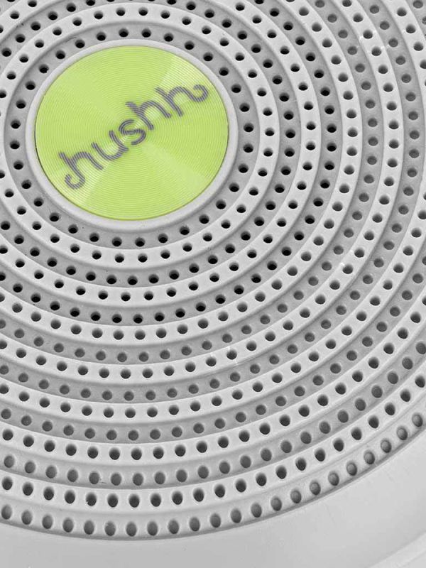 Yogasleep Hushh White Noise kaiutin vauvalle. Hushh White Noise äänilaite luo jatkuvan, rauhoittavan äänen, joka auttaa vauvaasi nukahtamaan jäljittelemällä tuttua kohdun ääntä. Saat laitteen kiinnitettyä nopeasti ja vaivattomasti niin hoitolaukkuun, turvakaukaloon, vaunuihin kuin pinnasänkyyn. Se kulkee aina mukanasi rauhoittaen vauvan uneen.