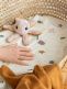 Pehmeä Done By Deer eläinhelistin pitää helistin ääntä kun vauva liikuttaa helistintä pienin sormin. Materiaali on turvallista, joten helistintä voi myös purra jos vauvan ikeniä kutittaa.