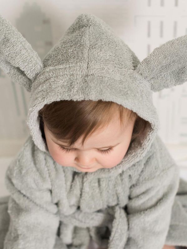 Super pehmeä ja ylellinen Summerville kylpytakki, jossa on suloiset pupunkorvat.