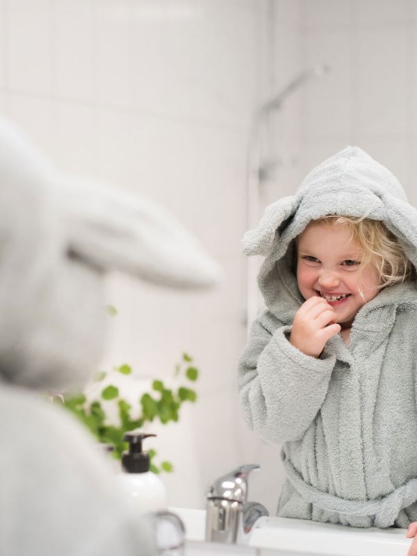 Super pehmeä ja ylellinen Summerville kylpytakki, jossa on suloiset pupunkorvat.