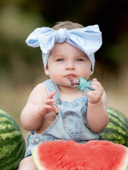 Neno Fresh Fruit Feeder vauvan syömäapu, jolla lapsi voi turvallisesta maistella vihanneksi ja hedelmiä.
