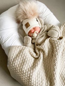 Rauhoittava vaaleansävyinen Premium vauvan unipesä, jossa on irroitettava päällinen ja tukeva pohja. Vauvan unipesä valmistettu pehmeästä puuvillasta, joka on ihanan pehmeää vauvan iholle. Unipesä auttaa vauvaa nukahtamaan ja rauhoittaa vauvan unia kohtumaisella tunteella. Kotimainen tuote.