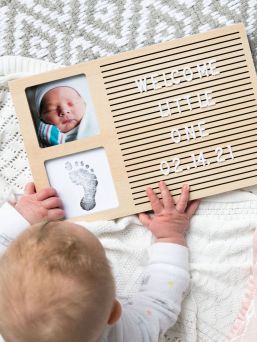 Babyprints letterboard, kirjaintaulu ja kuvakehys