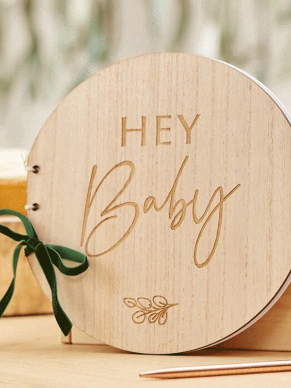 Ainutlaatuinen Ginger Ray, puunsävyinen vieraskirja kauniilla Hey Baby -tekstillä. Vieraskirja on täydellinen kaikkiin vauvajuhliin, se soveltuu niin Babyshower, kaste- kuin yksivuotisjuhlaankin. Kirjassa 32 tyhjää sivua joista saat juuri omannäköisesi koristelulla ja vieraiden kirjoitusten avulla. Ihana muisto!