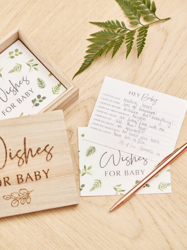 Vauvajuhliin kauniit Ginger Ray toivotuskortit, jotka ovat ihana vaihtoehto perinteiselle vieraskirjalle. Toivotuskortteihin juhlavieraat voivat kirjoittaa suloisia toiveita ja viestejä tulevalle vauvalle.