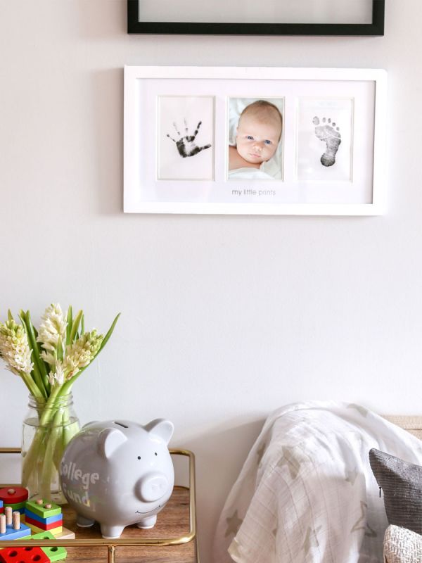Vauvan valokuvakehys jalanjäljillä - Valkoinen