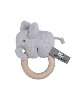 Baby’s Only Elefantti rengashelistin. Puinen sileä rengas on turvallinen ja sitä voi leikin aikana pureskellakin. Lisäksi helistimen norsussa on ihania pieniä ihania yksityiskohtia, kuten hännän solmu ja pitkä kärsä,  joita vauva voi pienin sormin tutkia ja ihmetellä.