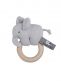 Baby’s Only Elefantti rengashelistin. Puinen sileä rengas on turvallinen ja sitä voi leikin aikana pureskellakin. Lisäksi helistimen norsussa on ihania pieniä ihania yksityiskohtia, kuten hännän solmu ja pitkä kärsä,  joita vauva voi pienin sormin tutkia ja ihmetellä.