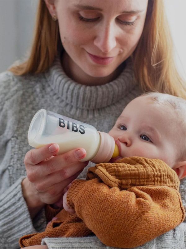 Bibs Baby Glass Bottle lasinen tuttipullo 110ml on suunniteltu vartavasten helpottamaan vauva-arkea. Se on valmisettu borosilikaattilasista, joka kestää suurempiakin lämpötilanvaihteluita ja on erittäin kestävä.