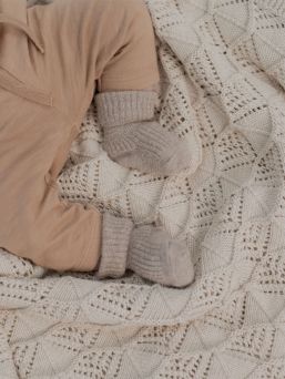 BIBS Wavy Knitted Blanket vauvan torkkupeitto, tumma beige