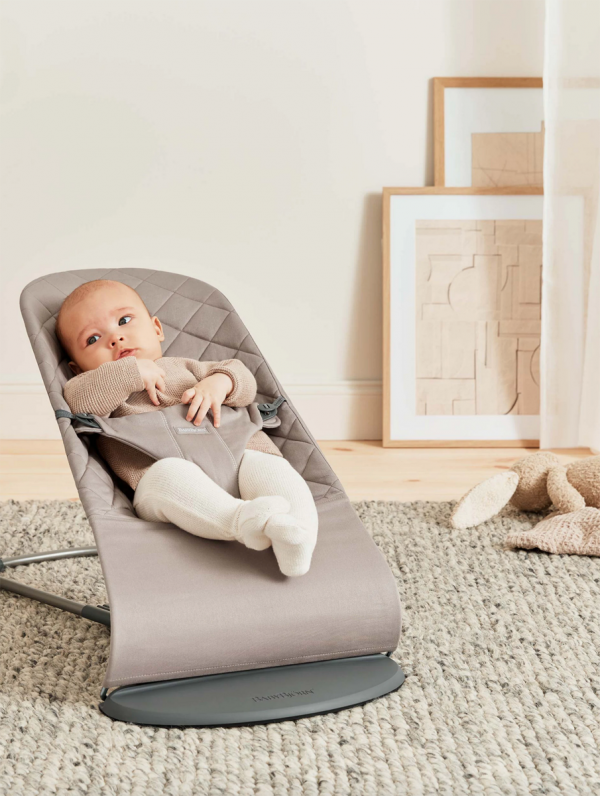 babybjorn-sitteri-balance-bliss-cotton-sand-grey. BabyBjörn Bliss sitteri vauvalle. Puuvillainen kangas päällinen, jonka voi helposti irroittaa ja konepestä. BabyBjörn Bliss sitterissä on kolme käyttöasentoa sekä kasausasento kuljetusta ja säilömistä varten.