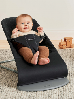 babybjorn-sitteri-balance-bliss-cotton-black. BabyBjörn Bliss sitteri vauvalle. Puuvillainen kangas päällinen, jonka voi helposti irroittaa ja konepestä. BabyBjörn Bliss sitterissä on kolme käyttöasentoa sekä kasausasento kuljetusta ja säilömistä varten.