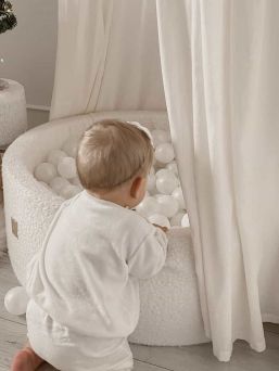 Valkoinen Boucle-pallomeri 90x30cm, valitse itse pallovärit!