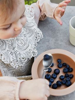 Elodie Detailsin ruokalappu kauniilla Desert Rain kuosilla. Ruokalappu on helppo ja nopea puhdistaa.