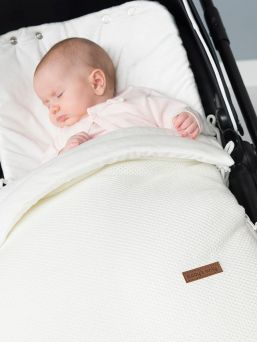 Baby´s Only lämpöpussi on arjenhelpottaja. CLASSIC -malliston kaunis sileäpintainen kuviointi lämpöpussissa. Lämpöpussin ansiosta vauvaa ei tarvitse riisua ja pukea jatkuvasti, vaan voit laittaa vauva lämpöpussiin päivävaatteilla. Vauva pysyy pussissa lämpöisenä kaupassa, kylässä ja muilla arjen riennoilla.