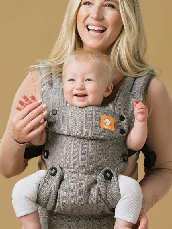 Tula Explore Linen kantoreppu. Useita eri tapoja kantaa lasta ergonomisesti edessä kasvot kantajaan päin, edessä kasvot eteenpäin tai selässä. Jokainen kantoasennoista tarjoaa lapselle luonnollisen ja ergonomisesti parhaan mahdollisen asennon.
