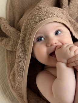 Huppupyyhe lapselle, pupunkorva warm taupe