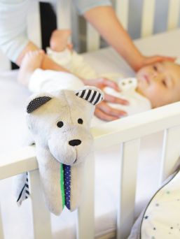 Pehmeä suloisuus, Whisbear kohina karhu, The Humming Bear auttaa lasta nukahtamaan pinkin kohinaäänen avulla. Kohina karhussa CRYsensor - itkusensori jonka avulla laite havaitsee vauvan itkun, ääntelyn ja liikehtimisen ja käynnistää kohina äänen uudelleen.