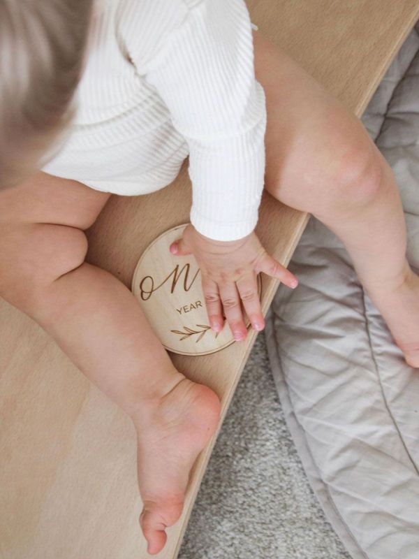 Puiset Milestone kuukausikortit vauvalle 0-12 kk. Ota vauvastasi joka kuukausi tai viikko kuva puisen kuukausikortin kanssa. Tee täydellinen kuvasarja muistoksi vauva-ajasta!