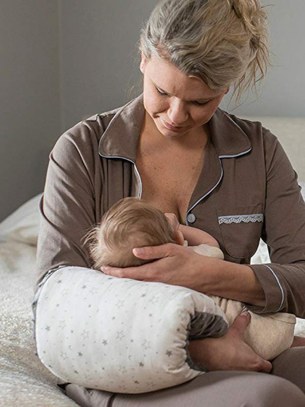 Lansinoh Nursie Breastfeeding Pillow imetystyyny - upea uusi imetystyynymalli. Imetystyyny laitetaan käsivarren ympärille, ei vyötärön. Tämä imetystyyny on täydellinen sektiosta toipuvalle äidille!