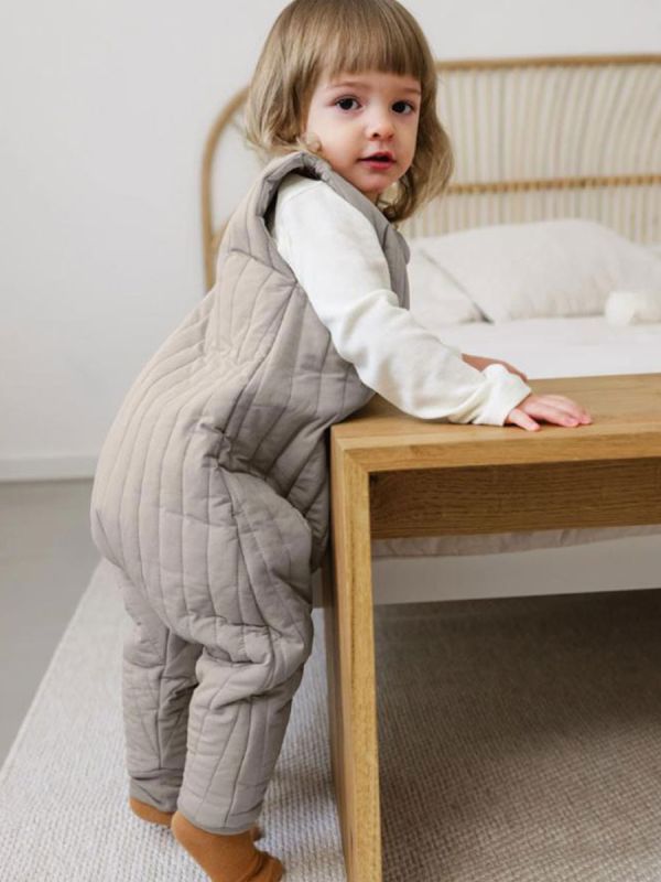 LÄSSIG Unipuku 2,5 TOG Taupe – luomupuuvillainen lahkeellinen unipussi vauvalle ja taaperolle.
