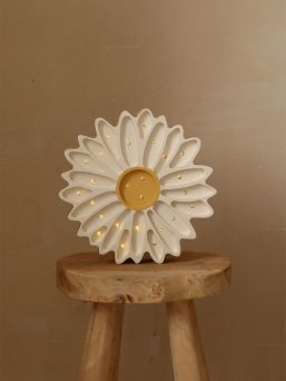 Little Lights Yövalo, Daisy White