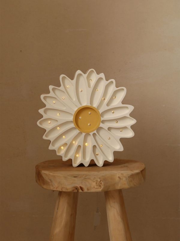 Little Lights Yövalo, Daisy White