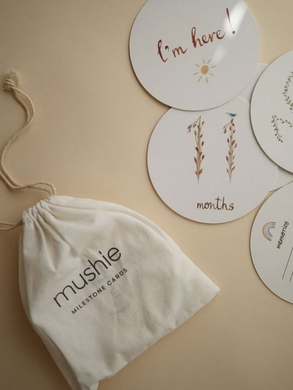 Mushie Milestone -sarjan kuvauskortit joilla ikuistat somekuviisi tärkeät etapit niin raskaus- kuin vauva-ajalta. Korttien takana tilaa omille ajatuksille ja vauvan mitoille.