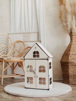 Luonnollinen puinen nukkekoti avattavalla etuosalla