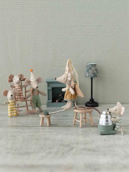 Maileg hiiri rasiassa – vauvakolmoset nukkumassa söpöissä puvuissaan