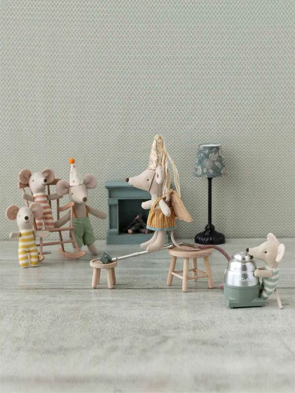 Maileg hiiri rasiassa – vauvakolmoset nukkumassa söpöissä puvuissaan