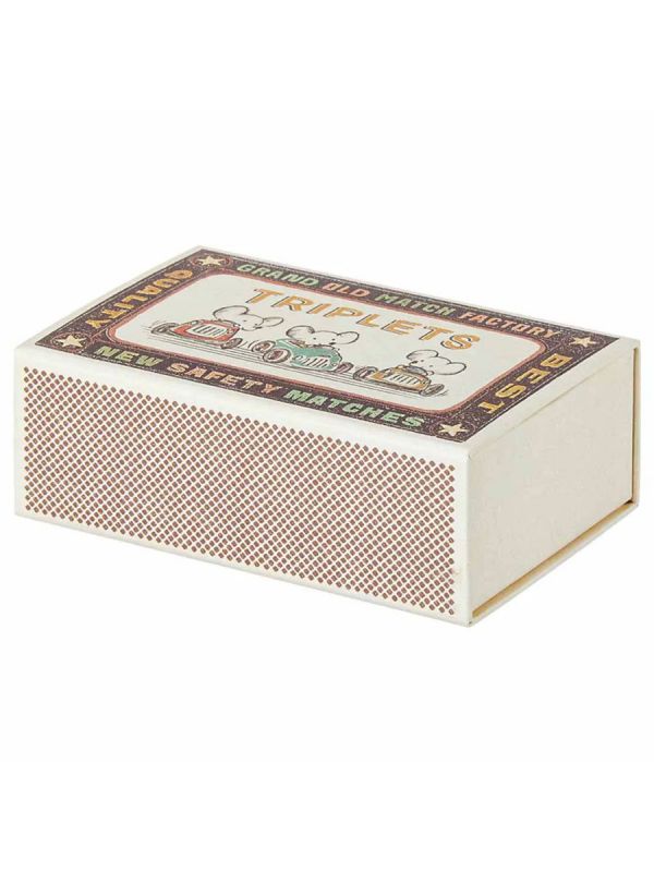 Maileg hiiri rasiassa – vauvakolmoset nukkumassa söpöissä puvuissaan