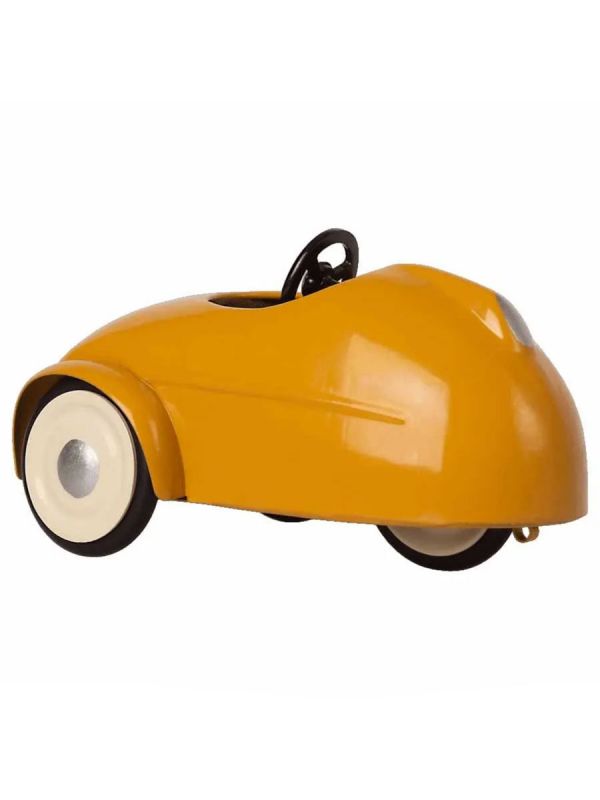 Maileg kilpa-ajaja hiiri ja keltainen kilpa-auto – leikkisetti autotallilla