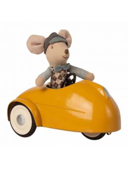 Maileg kilpa-ajaja hiiri ja keltainen kilpa-auto – leikkisetti autotallilla