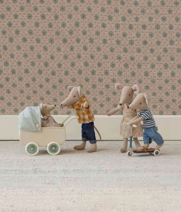 Maileg vaunut mintunvihreä ja vauvahiiri – kauniit vintage-tyyliset metallivaunut kangaskuomulla, mukana Maileg-vauvahiiri ja petivaatteet.