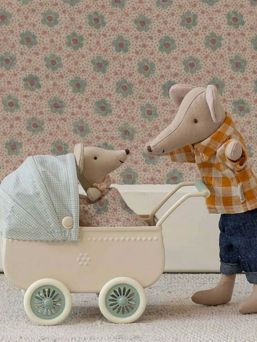 Maileg vaunut mintunvihreä ja vauvahiiri – kauniit vintage-tyyliset metallivaunut kangaskuomulla, mukana Maileg-vauvahiiri ja petivaatteet.