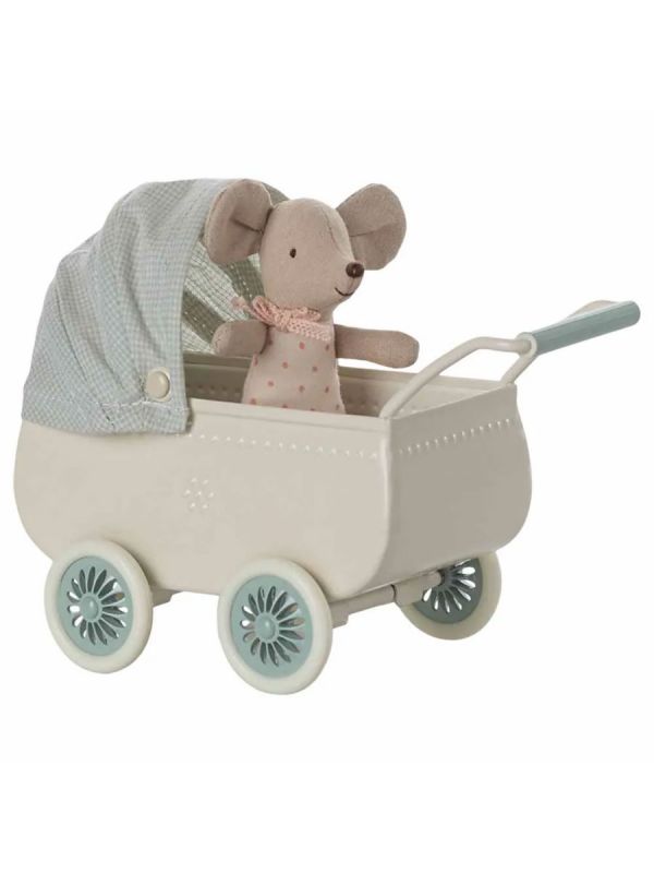 Maileg vaunut mintunvihreä ja vauvahiiri – kauniit vintage-tyyliset metallivaunut kangaskuomulla, mukana Maileg-vauvahiiri ja petivaatteet.