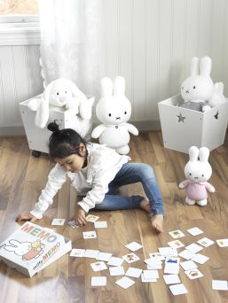 Miffy XL pehmolelu lapsen leikkeihin tai vain ihastuttamaan lastenhuoneen sisustuksessa.