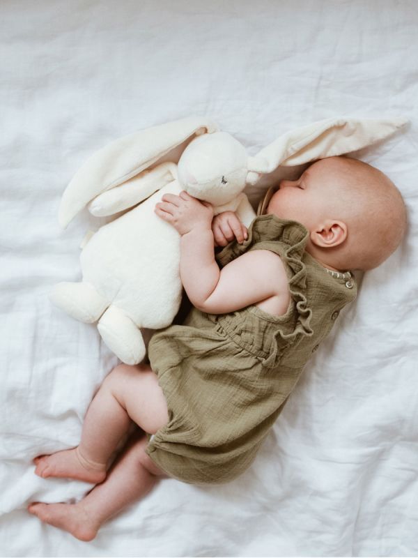 Moonie unipupu rauhoittaa vauvasi unille - rauhoittava Pink noise -kohina ja himmeä yövalo auttavat haastavissakin unitilanteissa. Unipupu toimii myös yövalona ilman ääntä