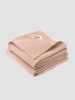 BIBS luomupuuvillainen harsoliina on pehmeä GOTS-sertifioitu monitoimiliina, jota voidaan käyttää röyhtäilyliinana, imetyssuojana, hoitoalustan päällisenä tai ruokalappuna. Täydelliset värisävyt BIBS tuttien kaveriksi vauvan hoitoon.