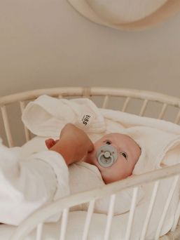 BIBS luomupuuvillainen harsoliina on pehmeä GOTS-sertifioitu monitoimiliina, jota voidaan käyttää röyhtäilyliinana, imetyssuojana, hoitoalustan päällisenä tai ruokalappuna. Täydelliset värisävyt BIBS tuttien kaveriksi vauvan hoitoon.