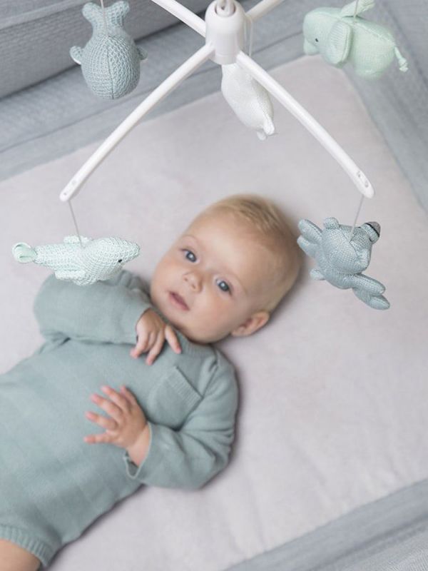 Kaunis ja vaaleansävyinen Baby´s Only mobile lapsen pinnasänkyyn. Mobile soittaa rauhoittavaa sävelmää ja se on helppo kiinnittää vauvan pinnasänkyyn.