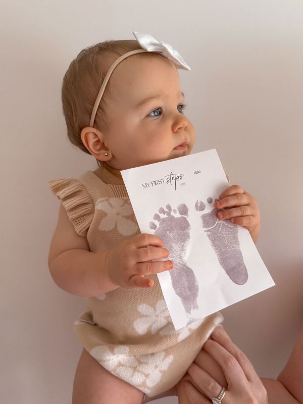 My First Steps musteeton jalanjälkipakkaus – muistoksi vauvakirjaan